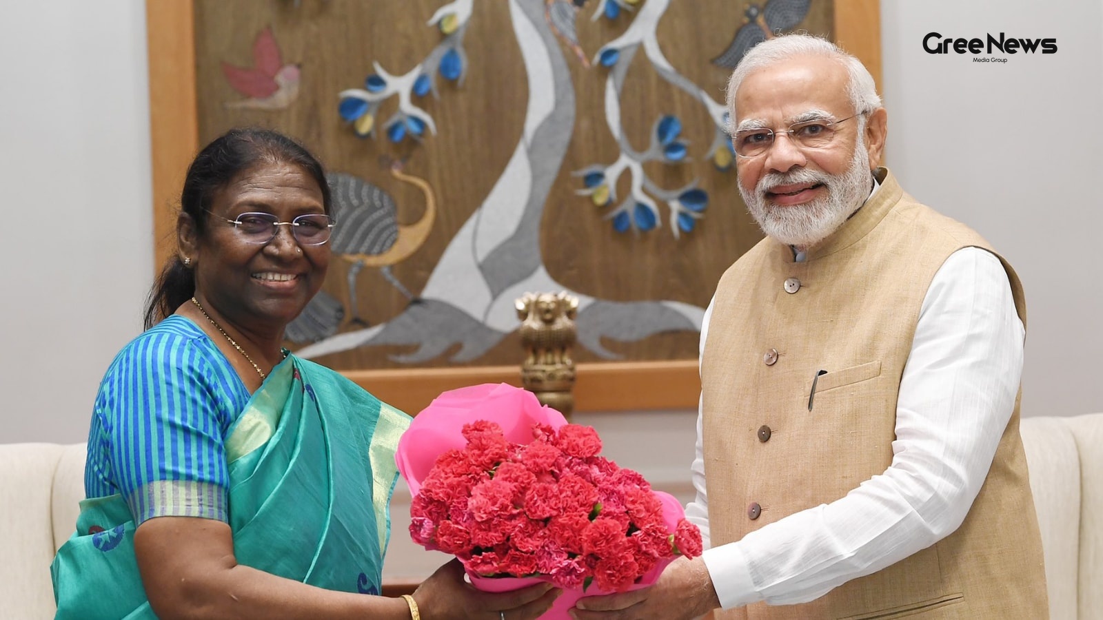 Droupadi Murmu Congratulates PM Modi on Milestone of Leadership