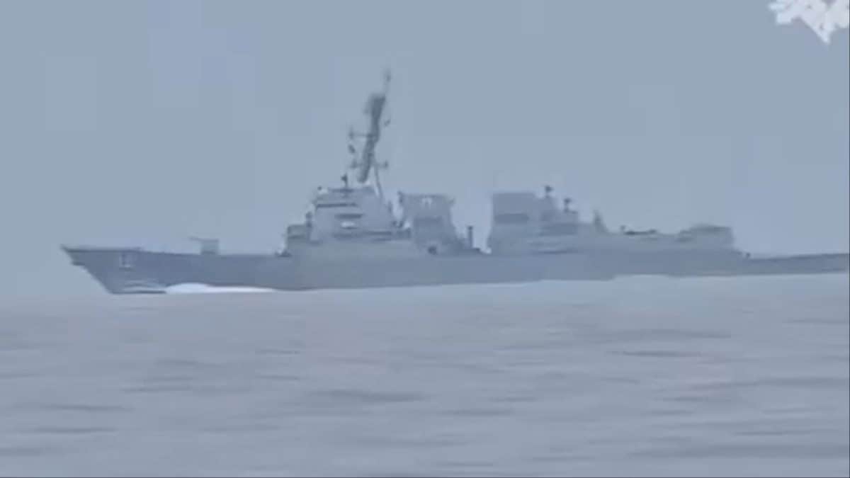 Iran’s Bold Warning to US Warship Sparks Fresh Tensions in the Hormuz Strait