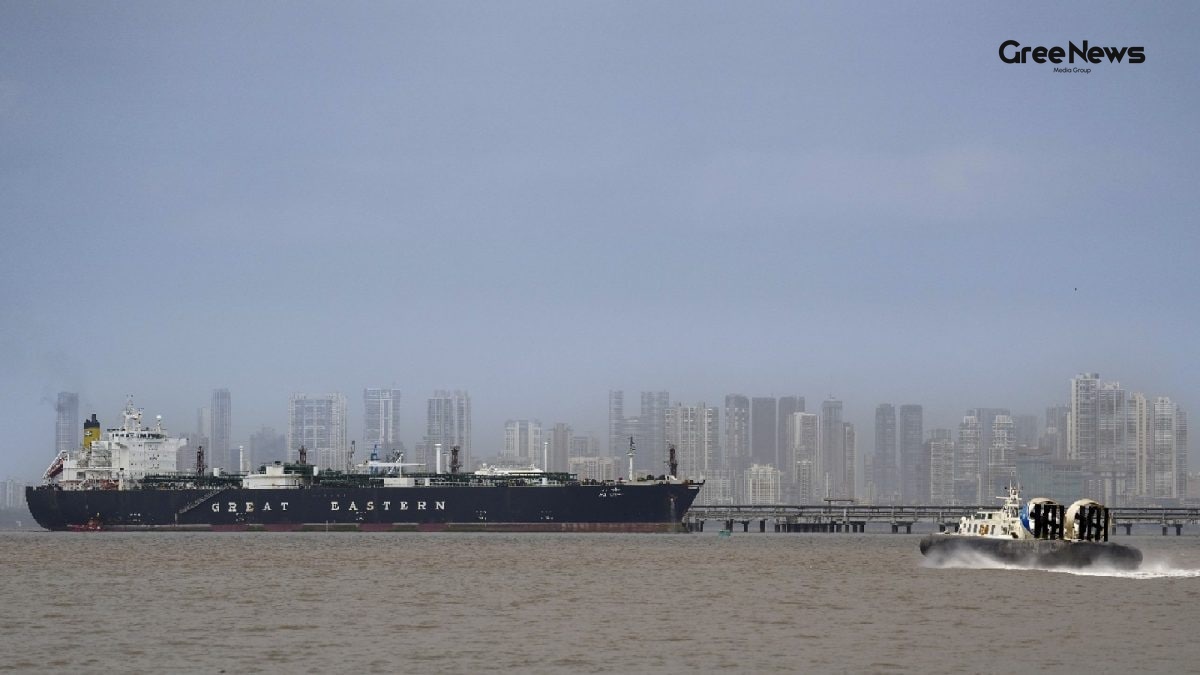 Iran Declares Strait of Hormuz Closed  About 20 Ships Sent Back to Oman, Gunfire Hits Oil Tanker and Cargo Vessel