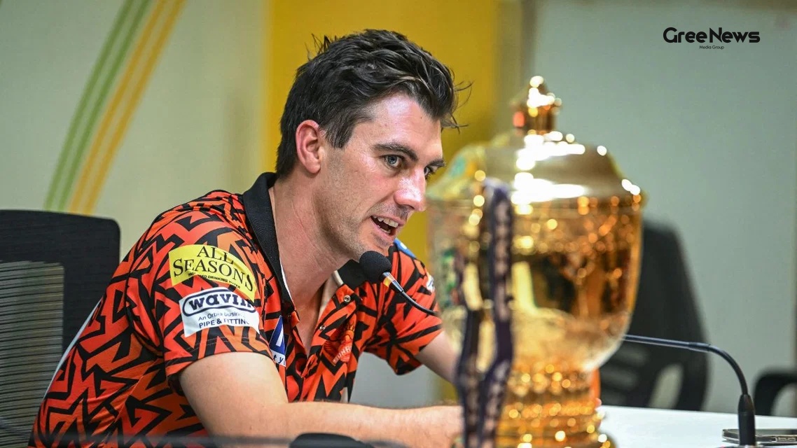 Pat Cummins with IPL trophy in front of him (GREE News : AFP Photos)