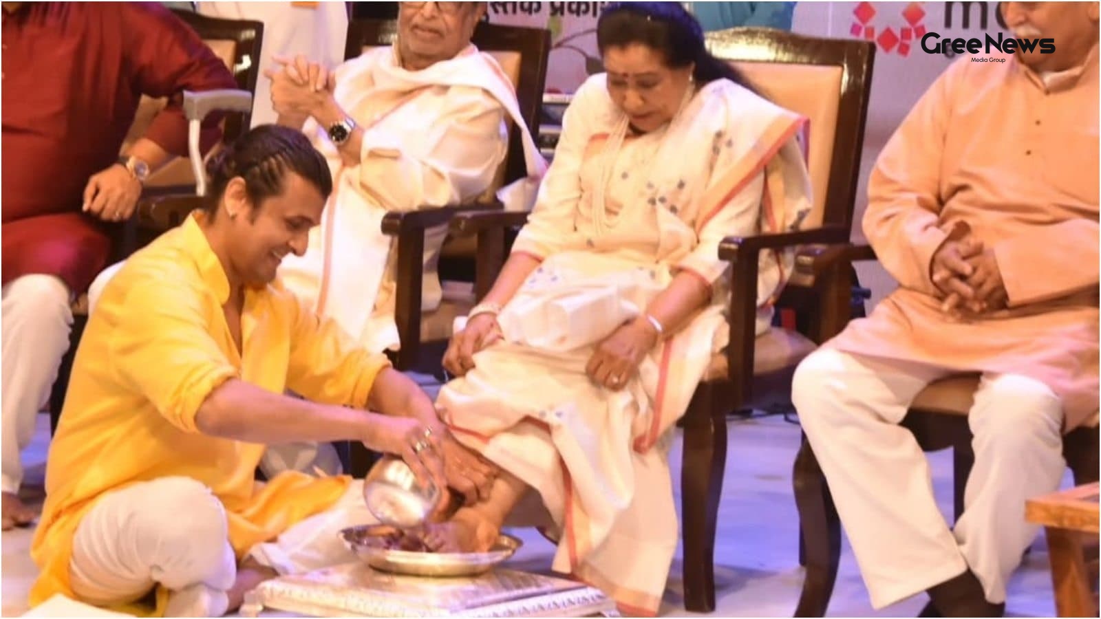 Sonu Nigam sharing a memory about Asha Bhosle