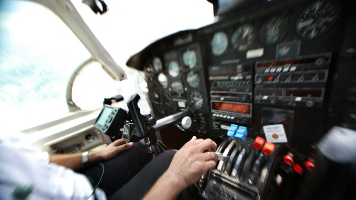 Pilots Caught Meowing and Barking on Hot Mic Near Washington Airport  ATC Demands Professionalism