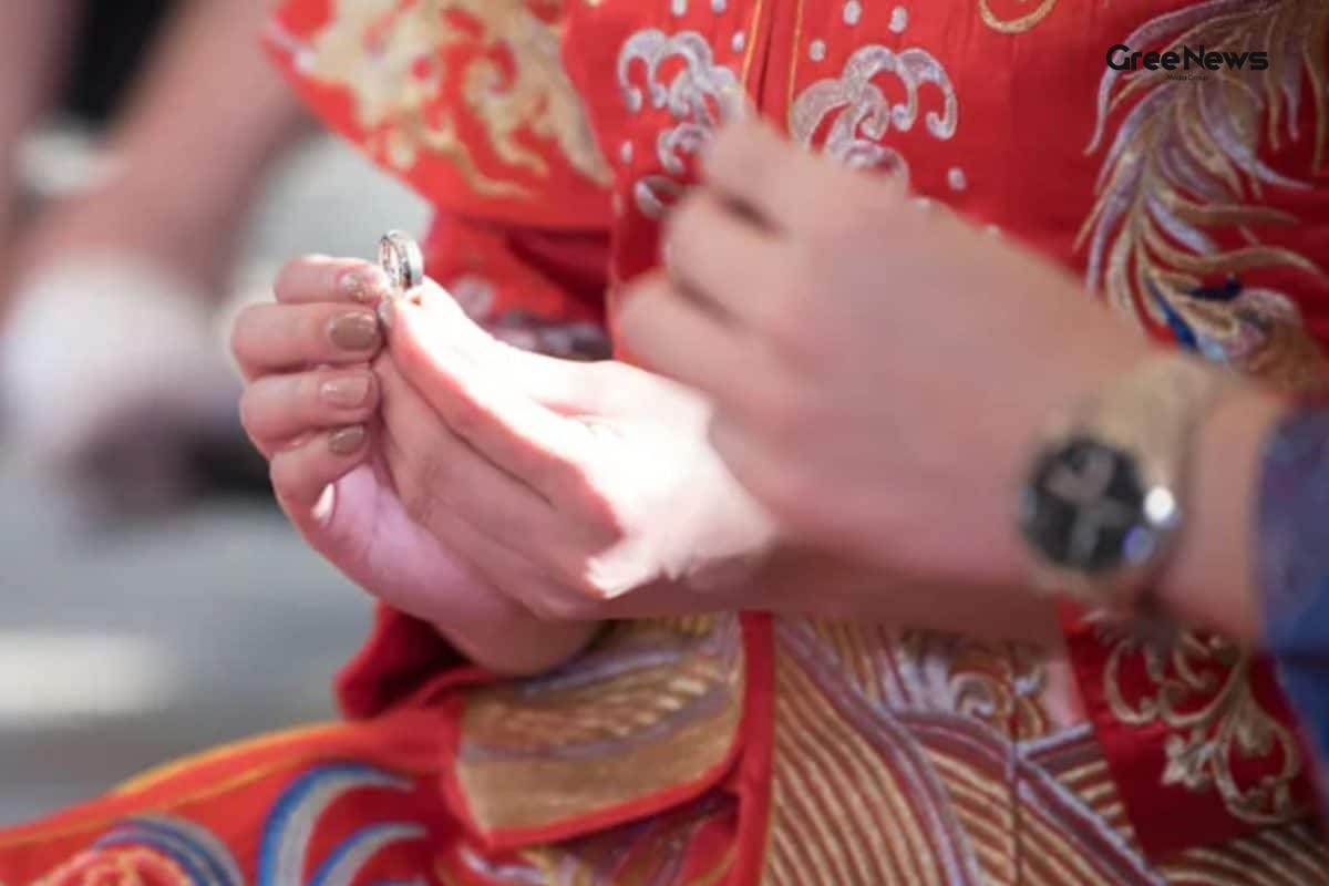 Why Some Han Chinese Brides Carry a Portable Toilet on Their Wedding Day The Unexpected Reason